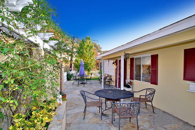 Southwest San Clemente Front Courtyard | San Clemente, California