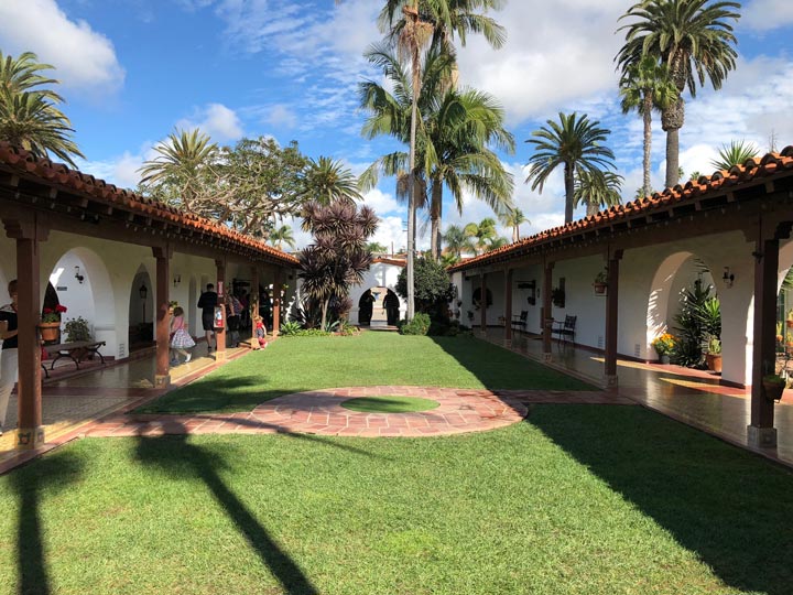 Casa Romantica San Clemente Courtyard